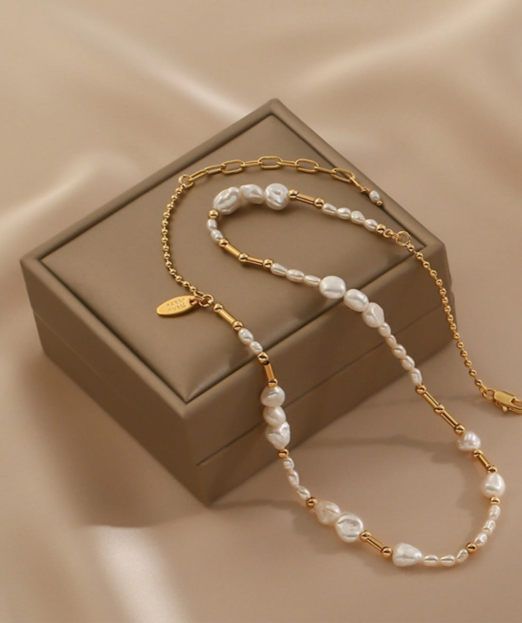 Graceful Pearl Chain Necklace