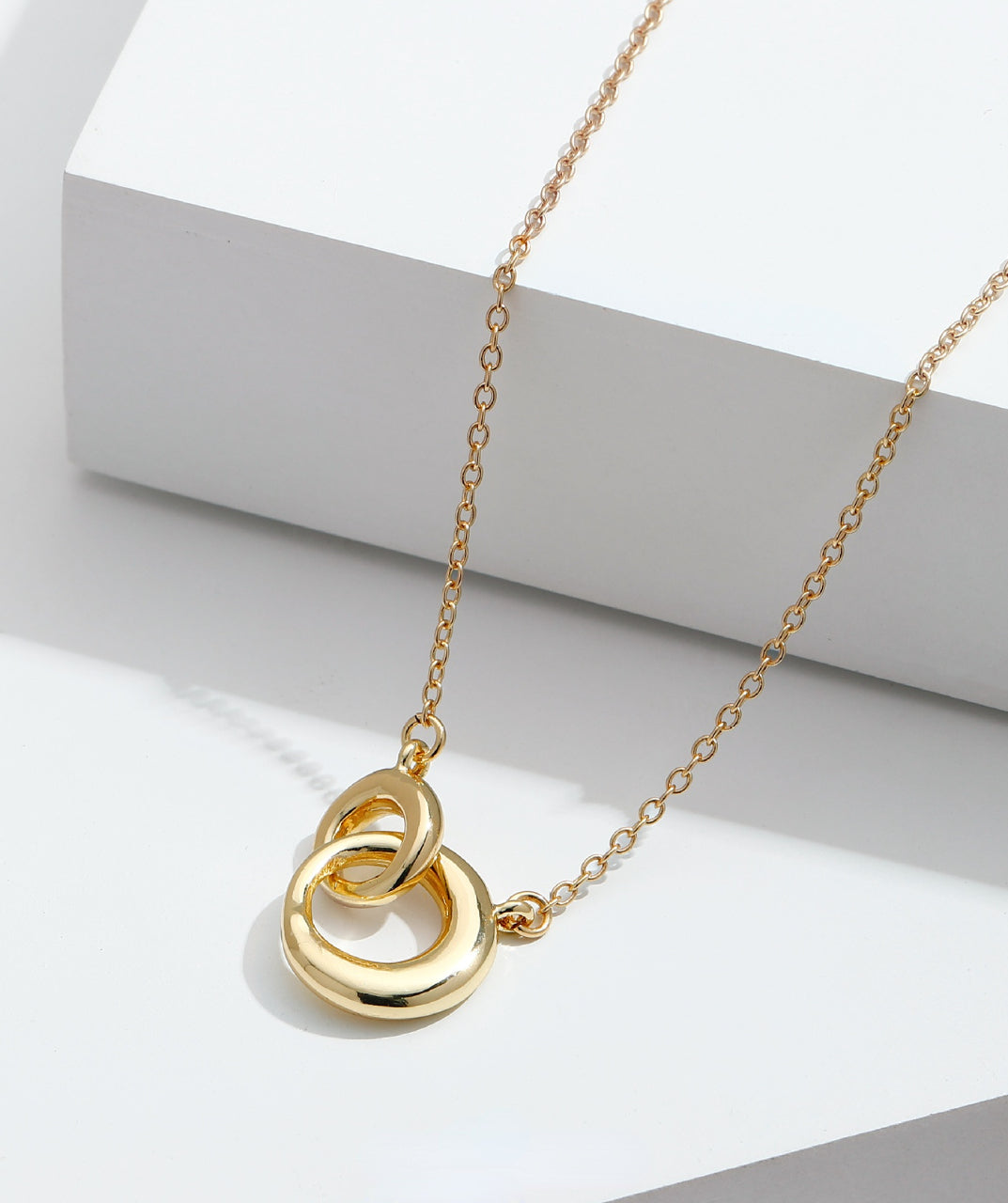 Interlocking Circles Pendant Necklace